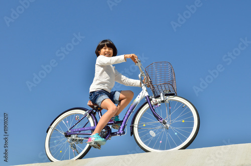 自転車に乗る女の子