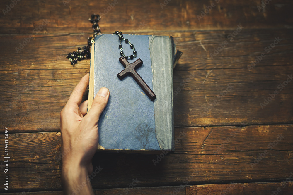 Fotografie man hand cross and bible