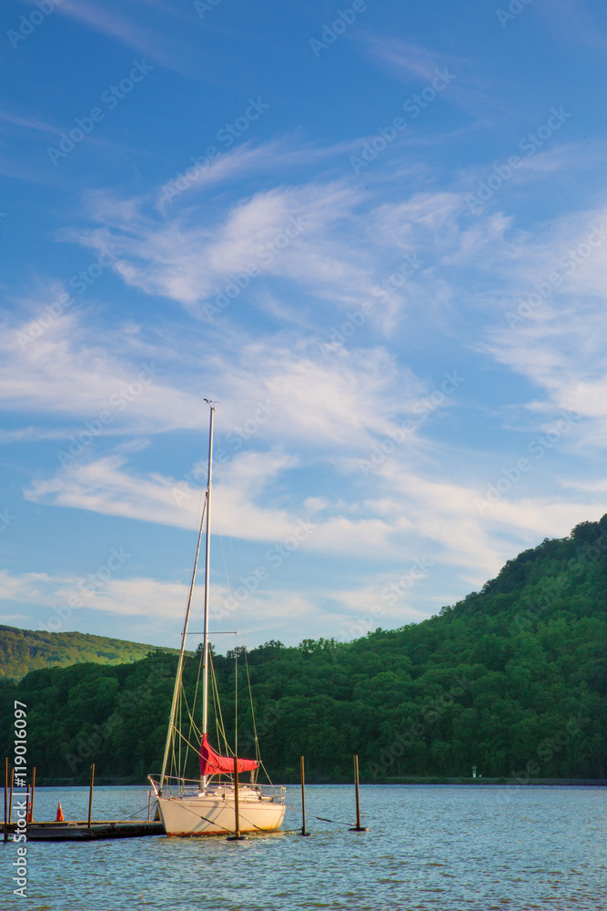 Fototapeta premium View of Hudson Valley in New York State with boats on the Hudson River and mountains in the background