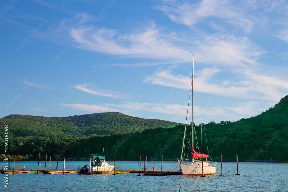Φωτογραφία View of Hudson Valley in New York State with boats on the Hudson River and mount
