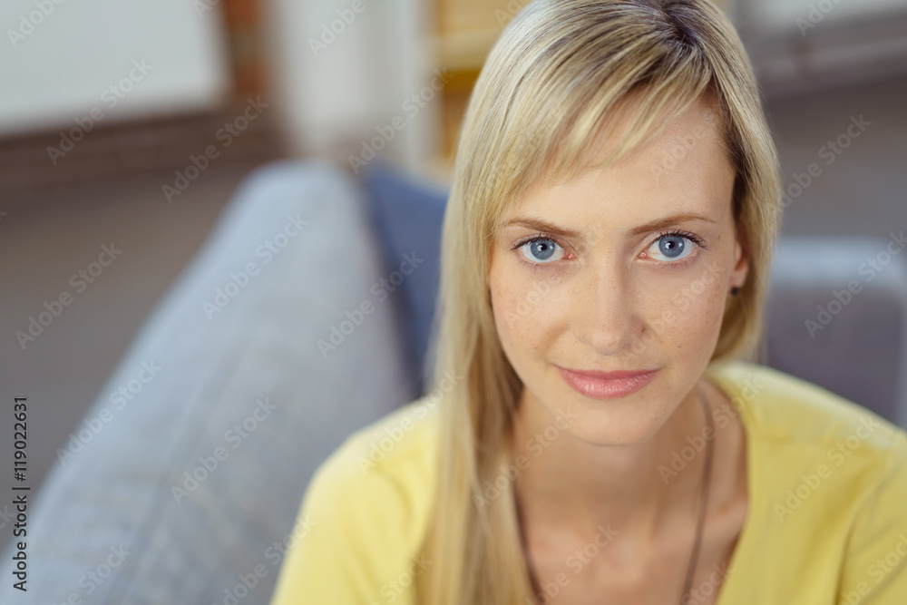 schöne frau mit großen blauen augen schöne frau mit großen blauen augen