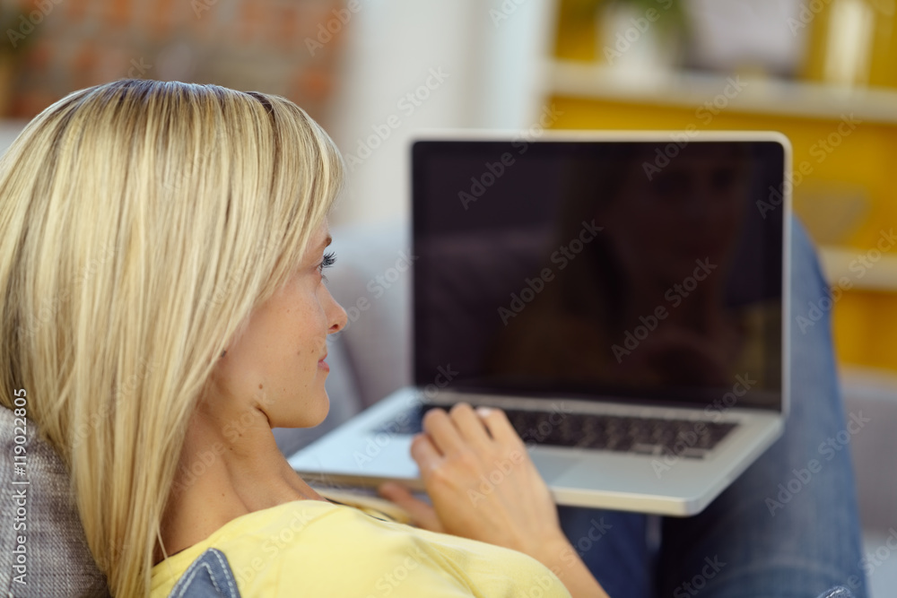 frau sitzt auf der couch und surft im internet frau sitzt auf der couch und surft im internet