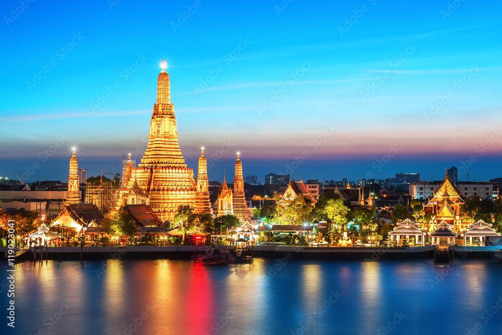Naklejka premium Wgląd nocy Wat Arun, Temple of Dawn w Bangkoku w Tajlandii