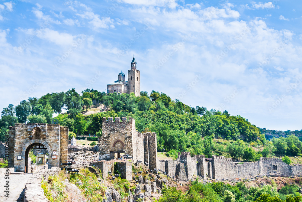 Obraz premium Tsarevets fortress and the Patriarchal church in Veliko Tarnovo, Bulgaria.
