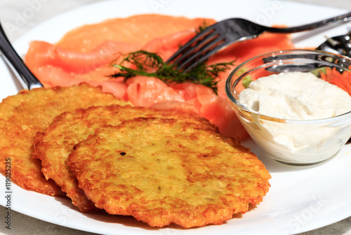 Kartoffelpuffer mit geräuchertem Lachs und Meerrettichsoße photo