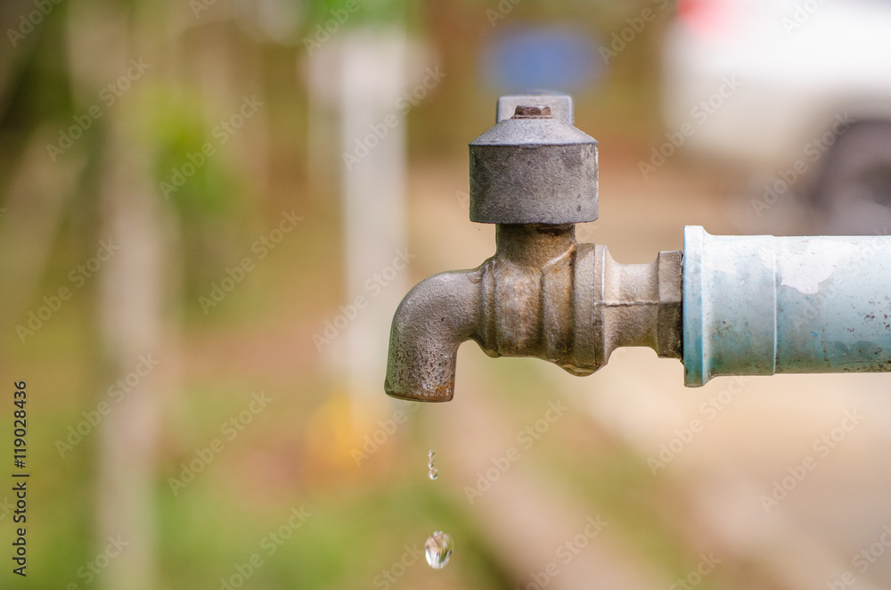 Defective old faucet and PVC pipe. Cause wastage of water and Dr foto