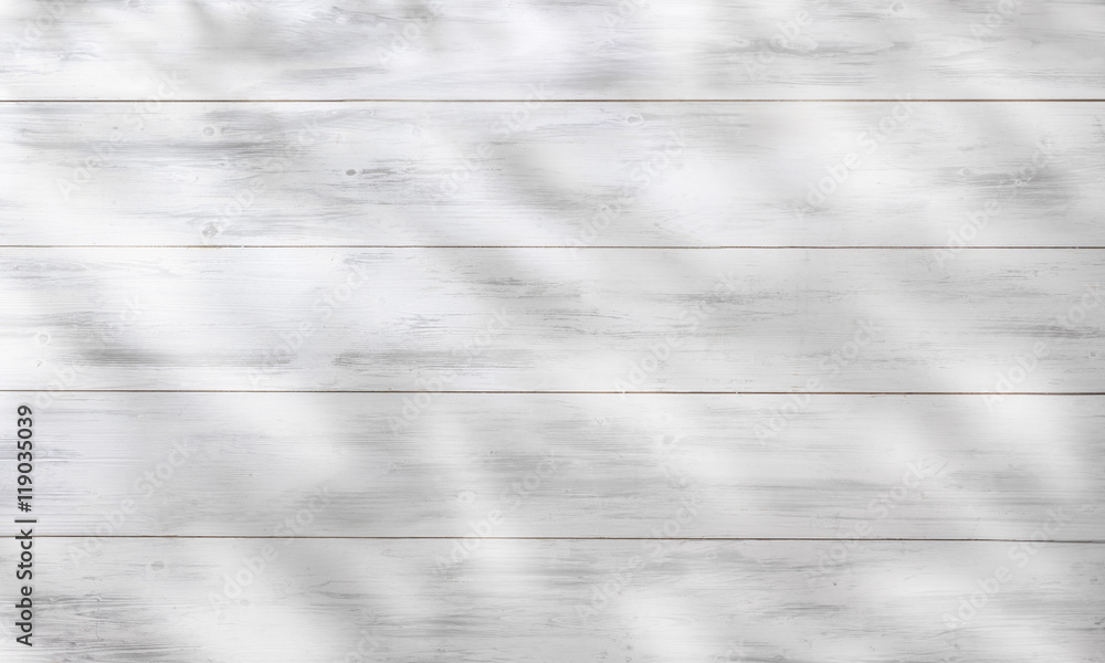 Naklejka premium Weißer Holzuntergrund im Sonnenlicht