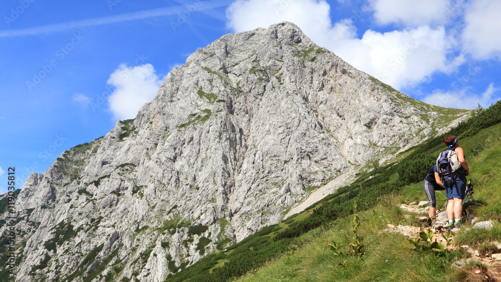 Blick auf Brana vom Wanderweg auf Kamniško sedlo. Kamiško-Savinjske Alpe; Steiner Alpen; Kamnik-Savinja Alps. (August 2016)