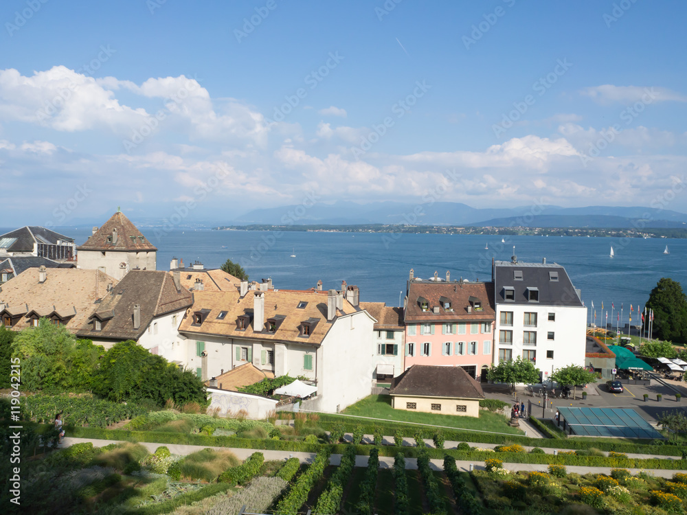 Obraz premium Vistas al Lago Leman con casas, agua azul y nubes blancas, desde el Castillo de Nyon en Suiza viajando en verano de 2016
