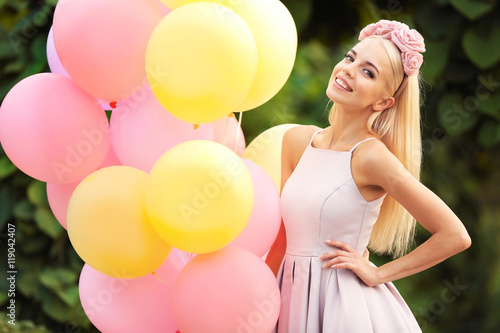 Beautiful young woman holdi...