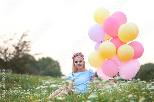 Beautiful young woman holdi...