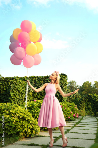 Beautiful young woman holdi...