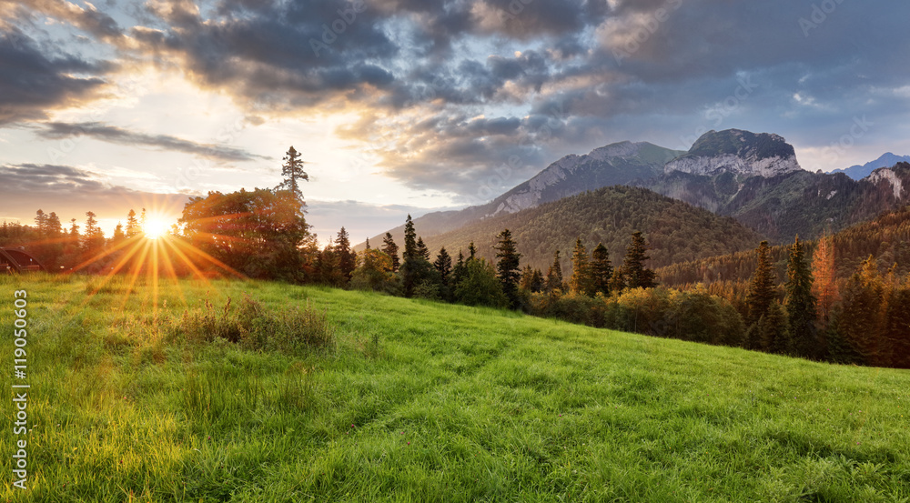 Obraz premium Sunrise landscape in mountain, Tatranska Javorina, Slovakia