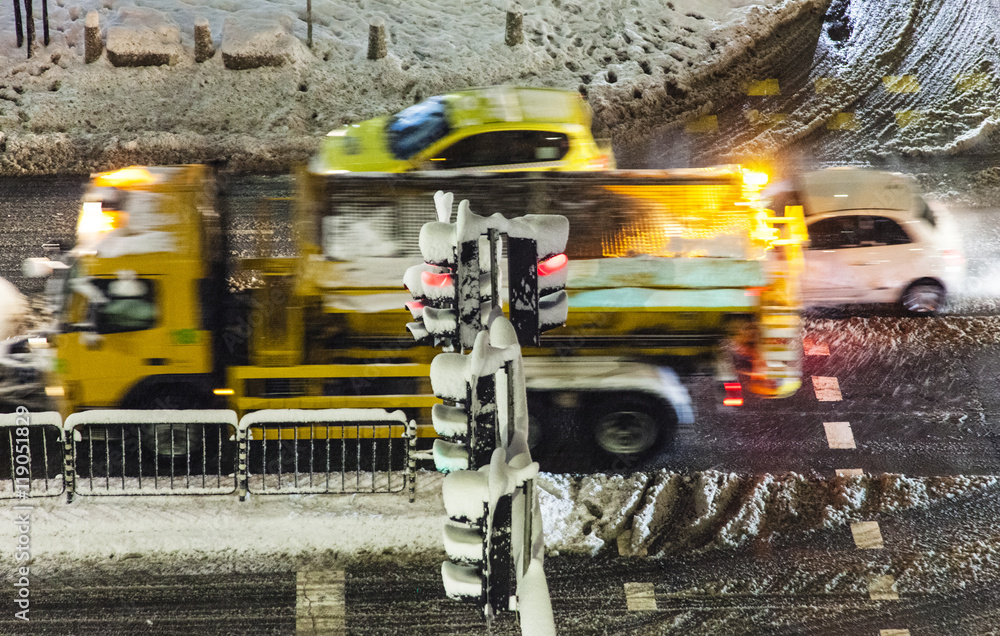 Obraz premium Bussy winter snowy crossroad