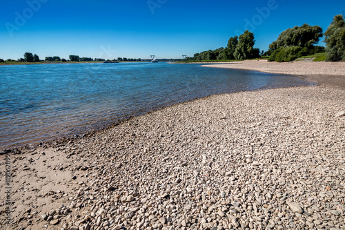 Kieselstrandufer mit Bäumen, Flusslandschaft