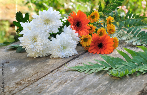 joli bouquet de fleurs sur vieille planche dans un jardin