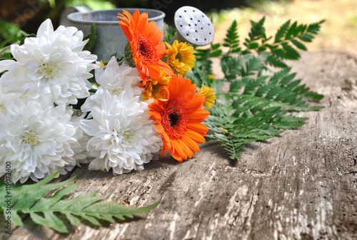 joli bouquet de fleur s sur une planche dans un jardin