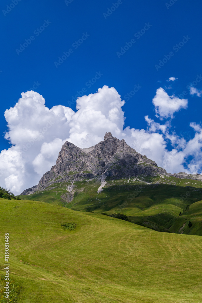 Berggipfel im schönen Bregenzer Wald mit toller Wolkenstimmung und Schattenspielen