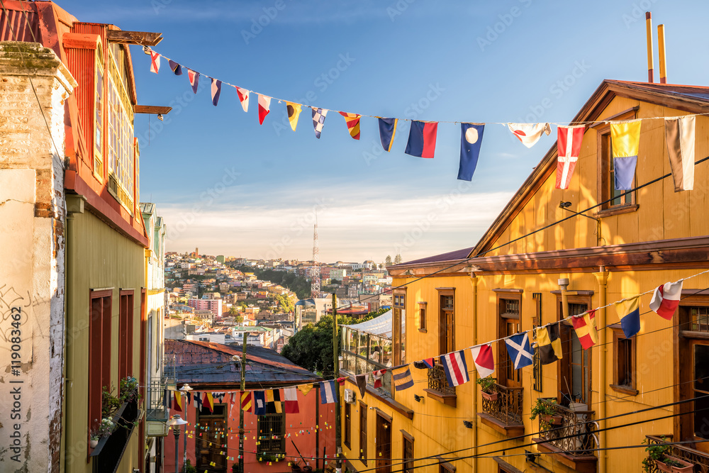 Fototapeta premium Colorful buildings of Valparaiso, Chile