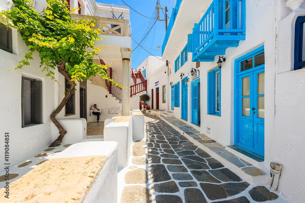 Fototapeta Wąska ulica z białymi domami w pięknym Mykonos miasteczku, Cyklady wyspy, Grecja