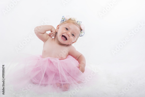 Bebé sonriente vestida de bailarina photo