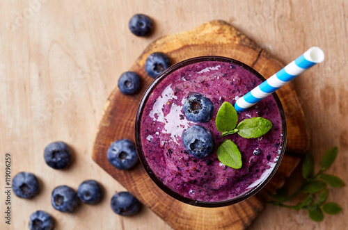 Fototapet Glass of blueberry smoothie