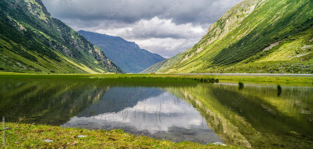 Wunderschöner Bergsee in der Silvretta-Hochalpenstraße mit traumhafter Spiegelung im Sommer
