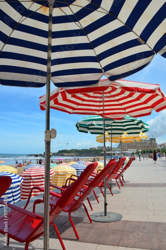 façade maritime et parasols, Biarritz
