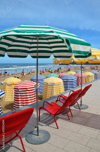 façade maritime et parasols, Biarritz