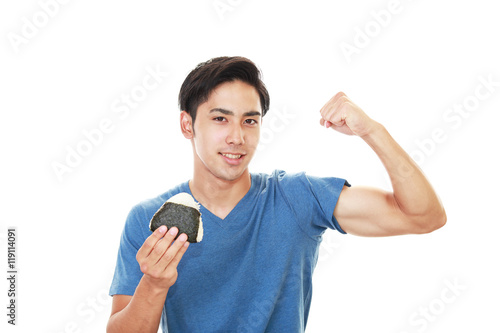 食事を楽しむ男性