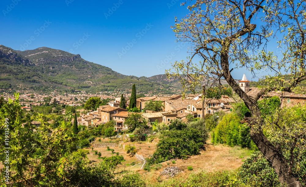 Spanien Mallorca Aussicht auf Dorf Biniaraix mit Soller im Hintergrund