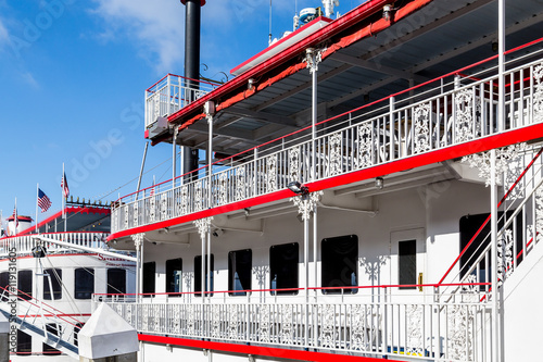 Bilde på lerret Red Trim on White Riverboat