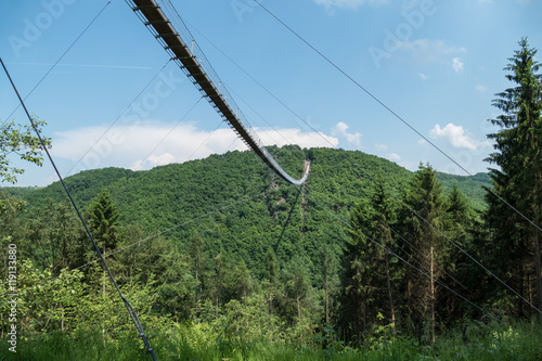 Die Geierlay Hängebrücke im Hunsrück gilt als längste Hängeseilbrücke Deutschlands. Die Fußgängerbrücke verbindet mit ihrer Länge von 360m die Orte Mörsdorf und Sosbach.