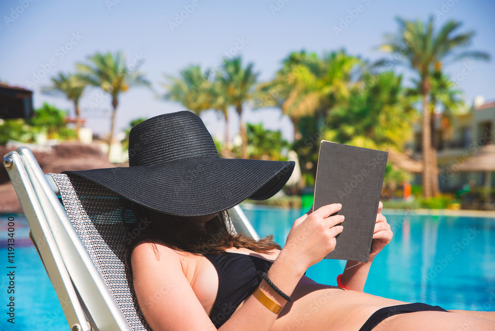Fototapeta premium woman reading a book 