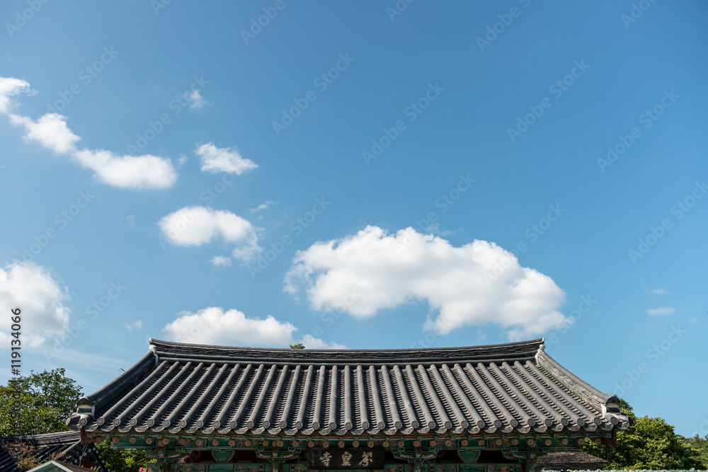 Obraz premium blue sky with cloud and traditional Korean building.