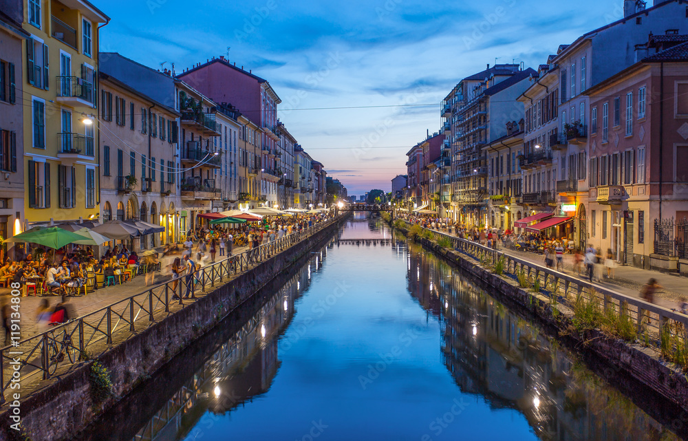 Naklejka premium Kanał Naviglio Grande wieczorem, Mediolan, Włochy