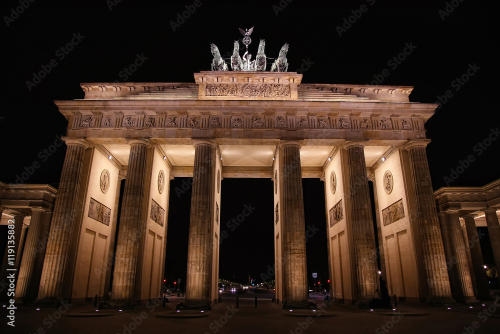Fototapeta premium Brandenburg gate at night in Berlin, Germany