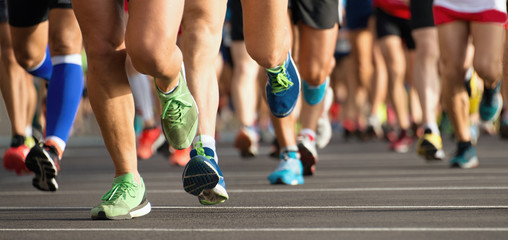 Sierkussen Joggen Marathonlopers op stadsstraat tijdens wedstrijd  © pavel1964