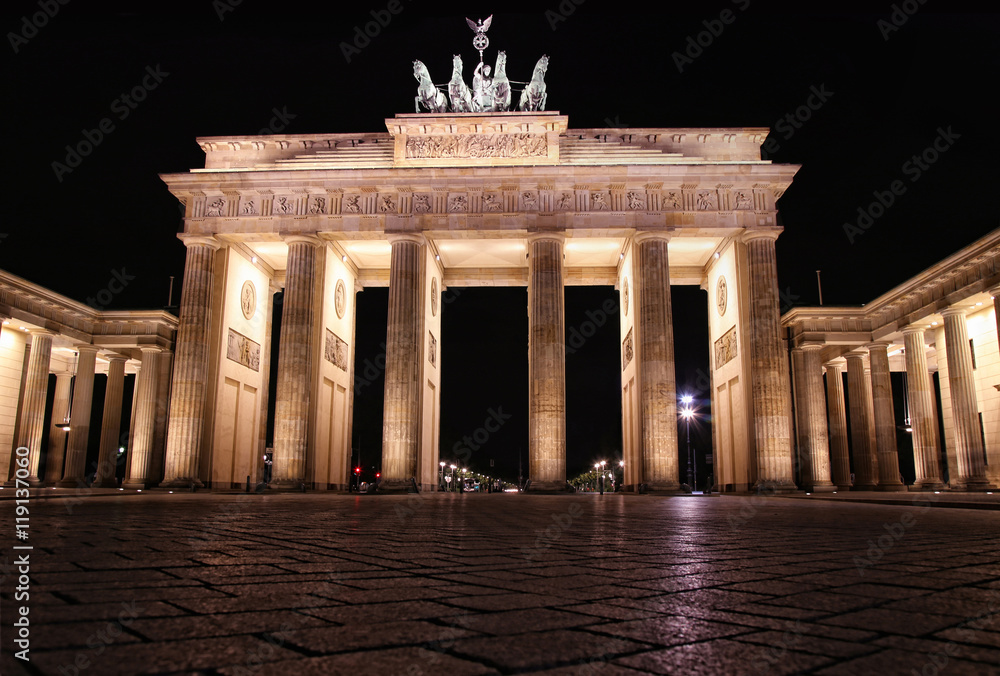 Obraz premium Brandenburg gate at night in Berlin, Germany