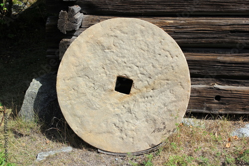 Quadro em tela Ein historischer Mühlstein (Rad) aus Stein