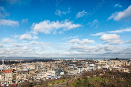 Fototapeta Naklejka Na Ścianę i Meble -  Old Town in Edinburgh in Scotland. View from the Edinburgh Castl