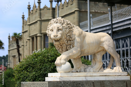 Статуя льва с мячом. Воронцовский дворец. 