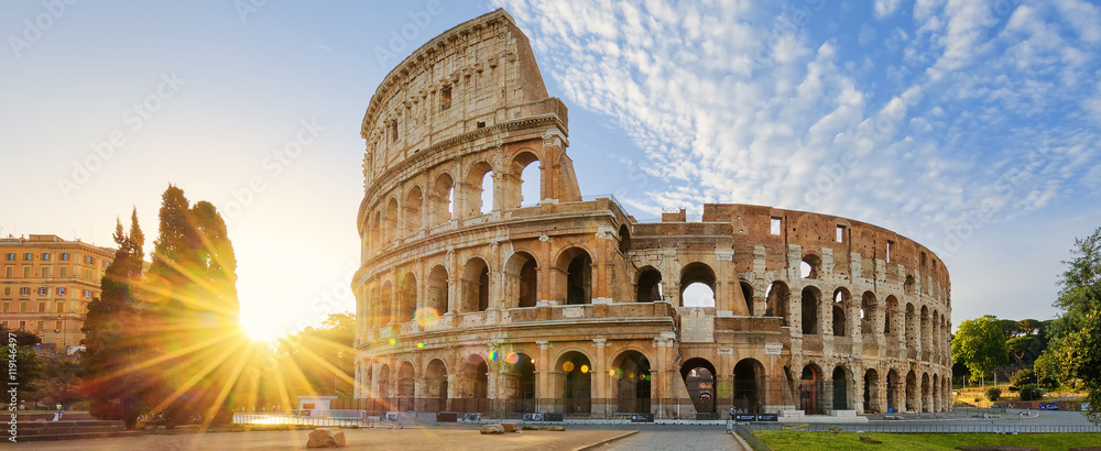 Fototapeta premium Koloseum w Rzymie i poranne słońce, Włochy