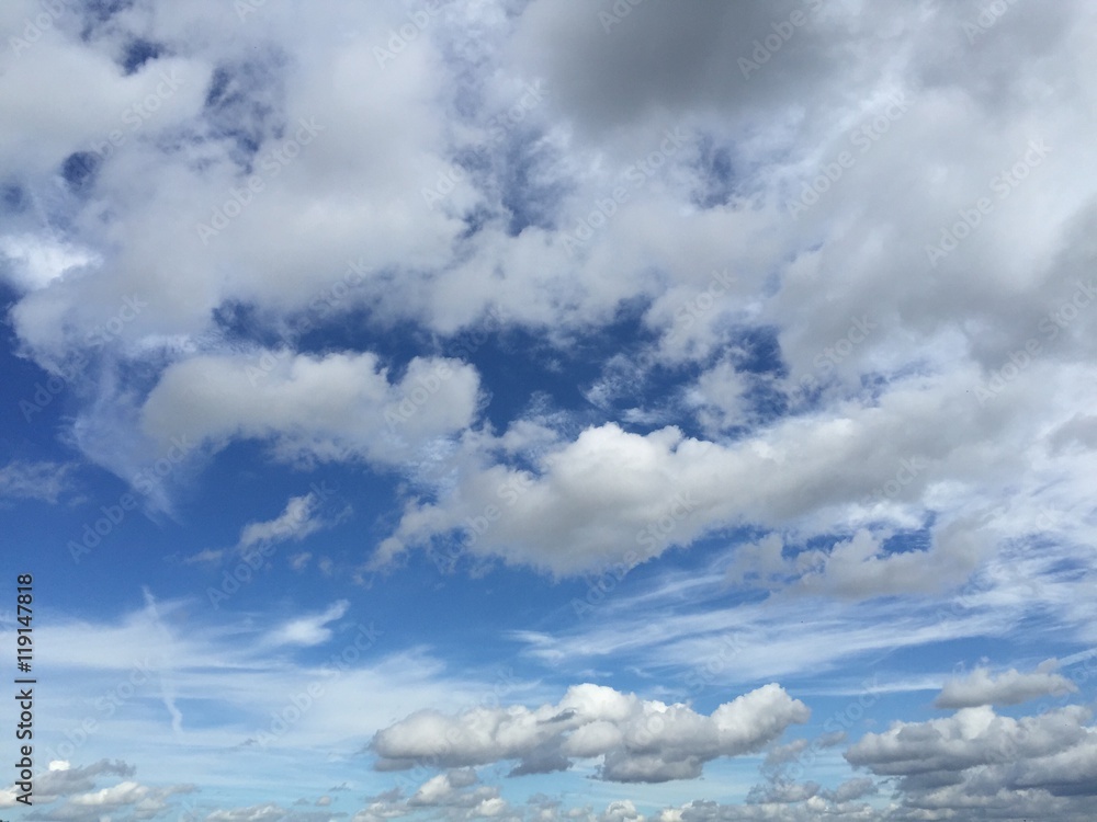 Obraz premium Blue summers day sky with white clouds 