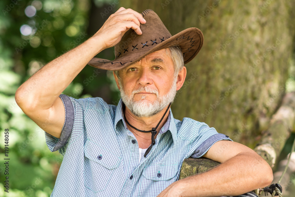 Fototapeta premium Mann mit Hut als Cowboy