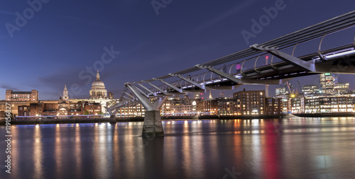 Tableau sur toile St Paul's Cathedral and the Millennium Bridge over the Thames, at night, with th