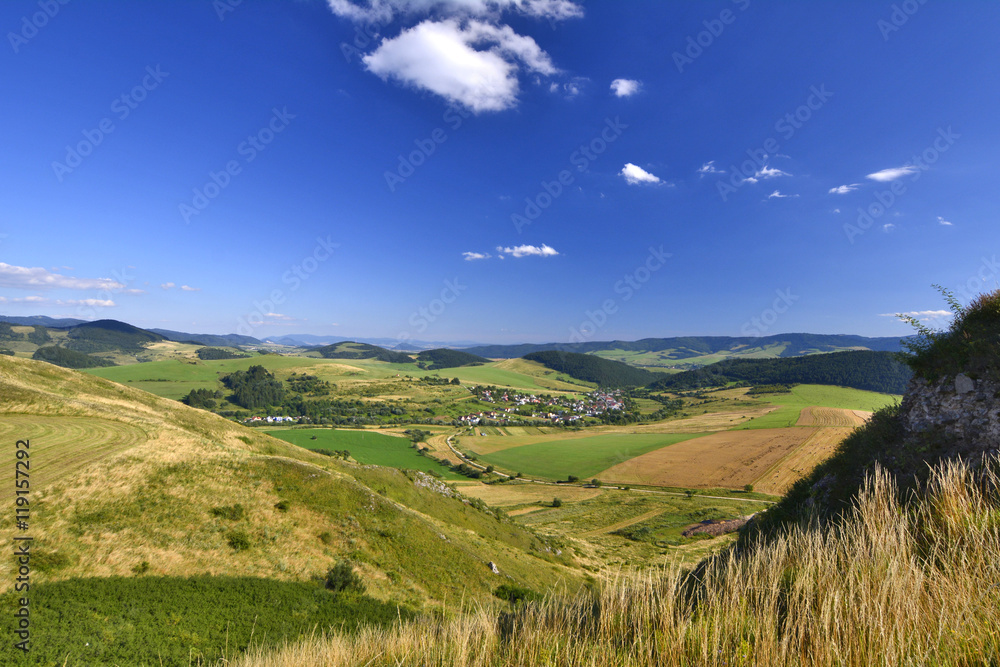 Pola uprawne i wieś widziane ze wzgórza