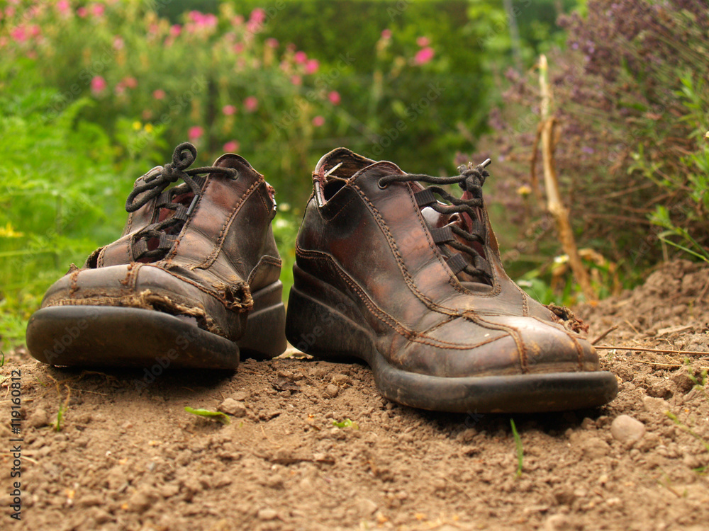 viel geliebte und genutzte Gartenschuhe nach der Arbeit viel geliebte und genutzte Gartenschuhe nach der Arbeit