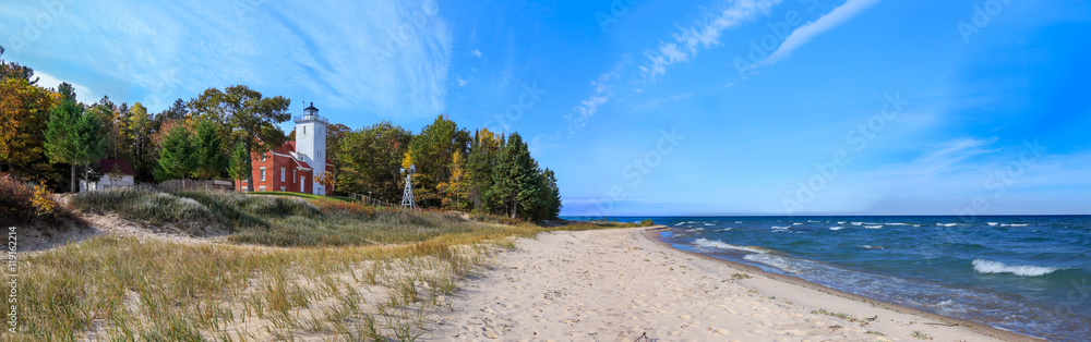 Fototapeta premium 40 Mile Point Lighthouse na jeziorze Huron