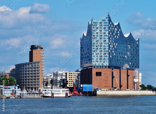 Hamburger Hafencity mit Elbphilharmonie photo